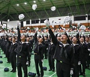 [포토] “필승! 수료를 명받았습니다” … 해군병 707기 수료