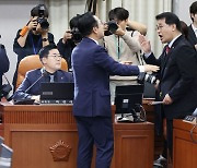 운영위, 시작부터 고성·막말…"김건희 동행명령" vs "사과부터 하라"