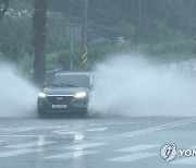 "주말 제주도 여행 망했다"...'물폭탄' 300mm 공습