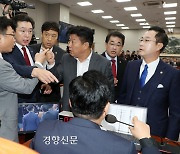 친윤 강명구 “명태균 녹취 짜깁기 했나”···박찬대 “대통령실에 물어라”