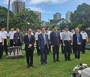 ‘개교 70주년’ 인하대, 하와이 공동묘지 참배·헌화