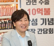 전세계 인구 4명 중 1명 K-라면 먹었다…수출 10억달러 첫 돌파