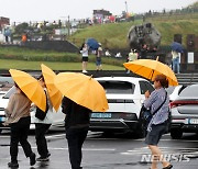 제주, 시간당 20~30㎜ 강한 비…낮 최고 23도