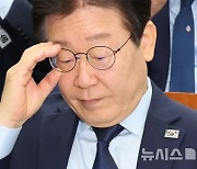 안경 고쳐쓰는 이재명