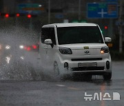 호우특보, 물보라 일으키는 자동차