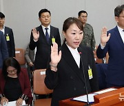 증인 선서하는 강혜경 씨