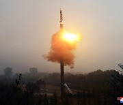 북한 "신형 ICBM '화성포-19형' 시험발사 성공"