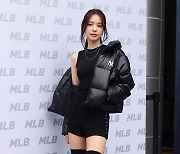 '원조 레깅스 여신' 손나은, '쭉 뻗은 각선미가 반짝'