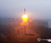 북한, 최신형 ICBM '화성포-19형' 시험발사 성공...김정은 참관