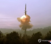 북한, 최신형 ICBM '화성포-19형' 시험발사 성공...김정은 참관