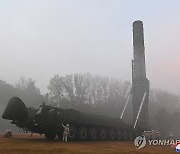 북한, 최신형 ICBM '화성포-19형' 시험발사 성공...김정은 참관