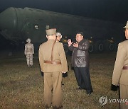 북한, 최신형 ICBM '화성포-19형' 시험발사 성공...김정은 참관