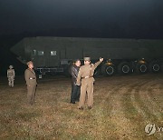 북한, 최신형 ICBM '화성포-19형' 시험발사 성공...김정은 참관