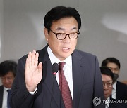 선서하는 정진석 대통령비서실장