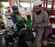 PAKISTAN ECONOMY PETROL PRICE