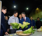 “밥상머리 마음고생 덜어야”…오세훈, 가락시장 찾아 배춧값 점검