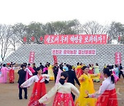 北 강서구역·온천군 결산분배 모임…"알곡생산 115% 넘쳐 수행"