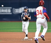 [포토]신민재, 병살 송구 간다!