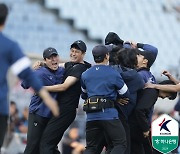 구단 ‘첫’ 승격 이뤄낸 유병훈 감독 “‘안양이 없으면 살아갈 수 없는 바보같은 녀석들’에게 바친다”[현장인터뷰]