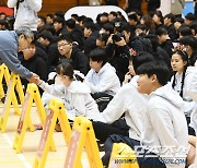 [서울림운동회] 정근식 서울교육감, 아이들 눈높이로 악수