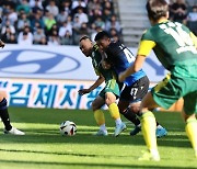 전북, 인천과 혈전 끝 0-0 무승부... 연패탈출-11위[오!쎈전주]