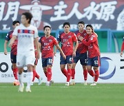 '모재현 결승골' 김천, 수원에 1-0 승리...4위 서울과 6점 차