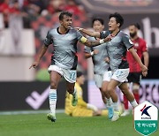 'ACL 경쟁' 포항, 서울과 1-1 무승부... '내 실수는 내가 치운다' 완델손 동점골 폭발 [상암 현장리뷰]