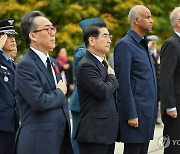 외교·국방 장관 캐나다 6.25 참전 기념비 참배