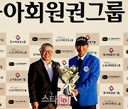 [포토] 이동민 '김원섭 KPGA 회장로부터 축하 꽃다발'