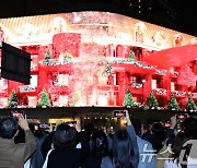 [뉴스1 PICK]"자존심 건 한판 승부"…백화점 3사 ‘크리스마스 인증샷 명소’ 경쟁