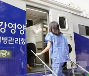 “'바퀴 달린 병원'에서 400여개 항목 건강검진 무료로 해드립니다”