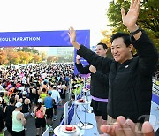 오세훈, 마라톤서 참가자 응원…"달리기 편의시설 확대한다"