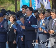 학생의 날 노래 제창하는 강정애 장관