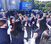 강기정 광주시장, 학생독립운동 기념식서 학생들 격려