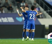 수원, 판정 논란 속 안산에 2-1 역전승…1부 승격 희망 키웠다