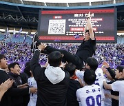 ‘준비된 지도자’ 유병훈 감독과 도전자가 이뤄낸 창단 첫 승격 “좀비처럼 쓰러지지 않는 팀 만들겠다”[안양 K2 우승]