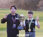 [STN포토]캐디와 함게