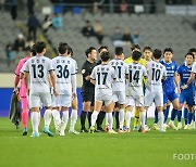 [포토] 안산에게 2-1 역전승 거두고 4위로 올라서는 수원