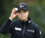 우승 기회 맞은 임희정 "오랜만에 챔피언조라 긴장돼요" [KLPGA 에쓰오일 챔피언십]