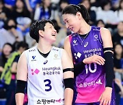 ‘21점&리시브 효율 66%’ 김연경 미친 퍼포먼스, 흥국생명 개막 4연승 단독 선두 질주…한국전력 창단 첫 개막 4연승(종합)