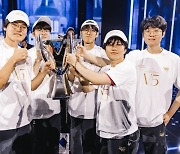 “T1, LPL 상대로 불패신화 이어갔다”…T1, 월즈 두 번째 2연속 우승