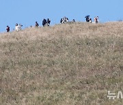 '제주 오름 정상에서 가을 만끽'