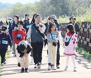 주남저수지 찾은 시민들 "희귀새 보니 마음 아파요"