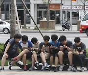 “이제 학교서 스마트폰 못 보나”···관련 법안에 정부도 “공감”