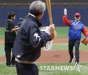 [포토] 한국-쿠바 평가전 'WBSC 시구 시타는 외교다'