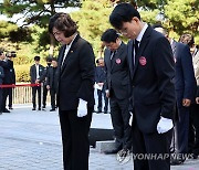 묵념하는 강정애 장관과 참석자