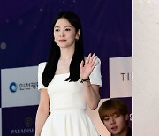 [공식]송혜교×전여빈 '검은 수녀들', 베일 벗었다…내년 1월 24일 개봉 확정