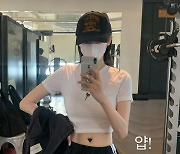 '167cm 52kg' 강민경, 부러질듯한 손목으로 또 헬스장 출동…선명한 복근 깜짝