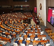 한덕수 총리, 尹 대통령 시정연설 대독... 11년 만 현직 대통령 불참