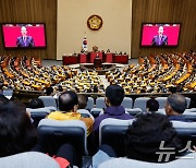 한덕수 총리 시정연설 대독 듣는 방청객들